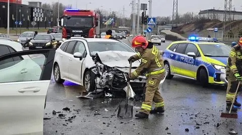 Dwa auta mocno rozbite. Elementy silnika na jezdni