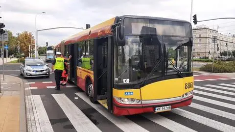 Zderzył się z miejskim autobusem a następnie "oddalił". Jeden z pasażerów w szpitalu