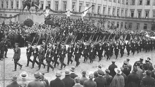 Defilada wojskowa na Placu Saskim. Oddziały przysposobienia obronnego maszerują przed pomnikiem księcia Józefa Poniatowskiego