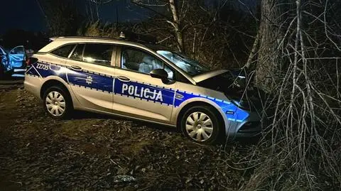 Radiowóz uderzył w drzewo pod Pruszkowem