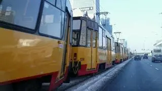 Dźwig zerwał sieć trakcyjną. Tramwaje stoją