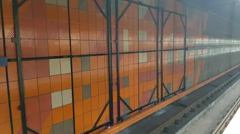 Metro zasłania mozaiki reklamami. Tłumaczy, że to "podniesie poziom estetyczny wystroju stacji"