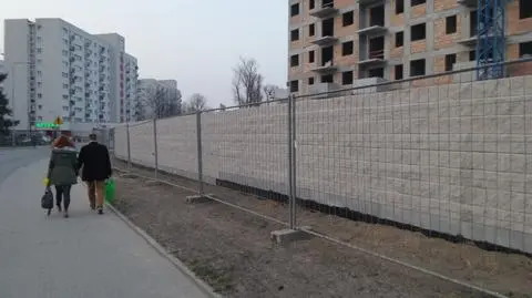 O 2,5 metra za wysoko? Żoliborski mur pod lupą inspektorów