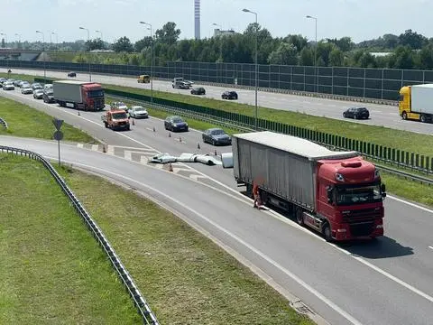 Z ciężarówki spadła blacha i zablokowała przejazd na A2