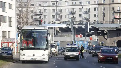 Niespodziewane spotkanie z bramką. Absurd przy wjeździe na objazd