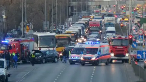 Radzymińska zablokowana po wypadku. Dziecko i dorosły w szpitalu