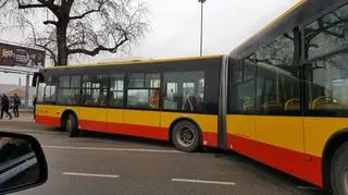 Autobus na trawniku na Radzymińskiej