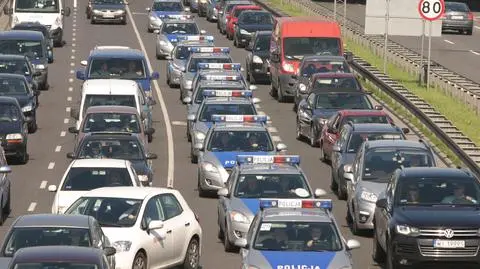 Kolumna policyjna też utknęła na Wisłostradzie