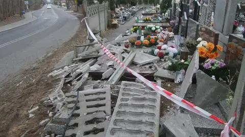 Wjechał w ogrodzenie cmentarza i uszkodził nagrobki 