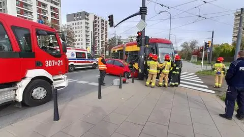 Tramwaj zderzył się z autem i zablokował ulicę