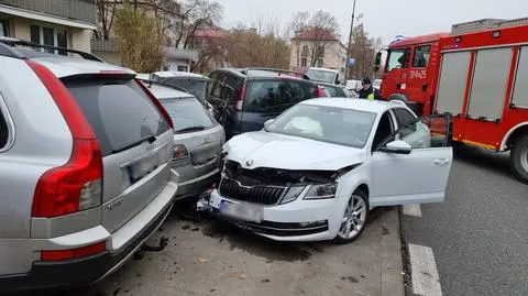 Zjechał z ulicy i uderzył w zaparkowane auta. Uszkodzonych pięć samochodów