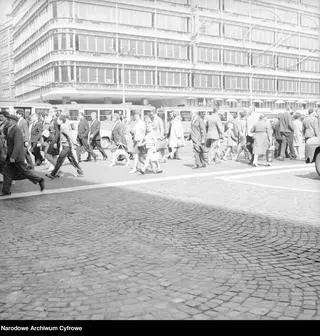 Przechodnie na przejściu dla pieszych przy skrzyżowaniu Alej Jerozolimskich i ulicy Kruczej w 1967 roku