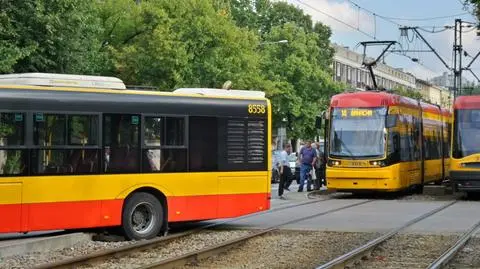 Autobus blokował tory. "Zsunął się i zaklinował"