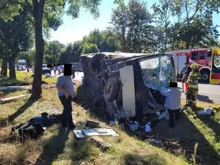 Autobus wpadł do rowu na DK2