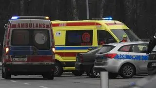 Interwencja służb na parkingu przed centrum handlowym w Markach