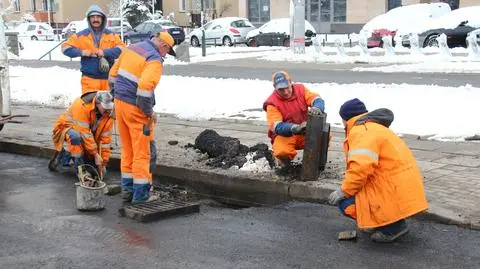 Kładą nowy asfalt na KEN w śnieżnej scenerii