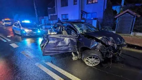 Stracił panowanie nad autem, wjechał w ogrodzenie. Pasażer nie żyje, kierowca był pijany 