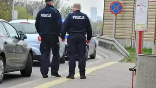 Samochód zahaczył o jednego z policjantów