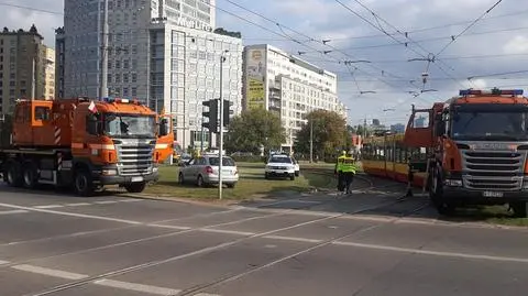 Tramwaj wypadł z torów na środku ronda