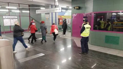 Maseczkowe kontrole. Więcej policji na stacjach metra