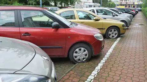 Jedna ulica i kilkanaście samochodów z przebitą oponą 