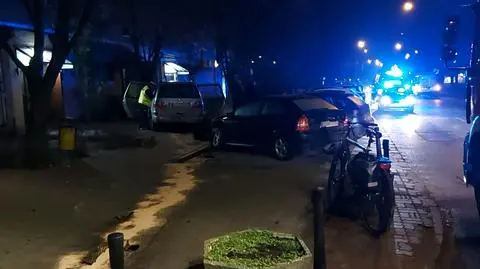 "Staranował słupki, uszkodził trzy auta i uderzył w drzewo ". 