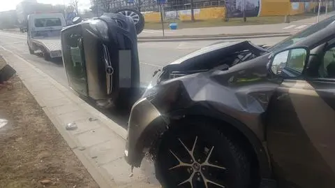 Zderzenie na Mokotowie, jedno auto na boku