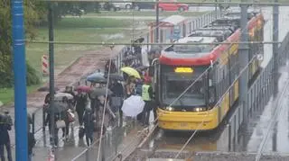 Pasażerowie korzystają z tramwajów