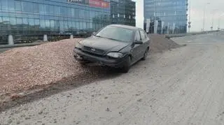 Auto na rozkopanej Marynarskiej