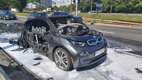 Na Puławskiej doszczętnie spłonęło elektryczne bmw