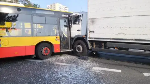 Autobus zderzył się z ciężarówką na Bródnie