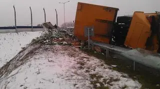 Na Toruńskiej przewrócił się tir. Piwo się wylało