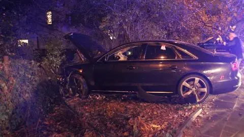 Dwie osoby ranne w wypadku. Luksusowe audi na ogrodzeniu