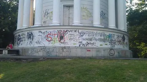 Zespół na tle bazgrołów. "To miejsce czeka na remont"