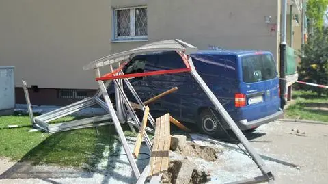 Bus zdemolował przystanek. Jedna osoba nie żyje, druga ranna