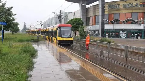 Ulewa w stolicy. Tramwaje utknęły