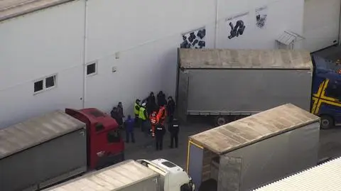 Obcokrajowcy przyjechali na pace ciężarówki 