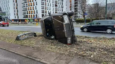 Samochód przewrócił się na bok