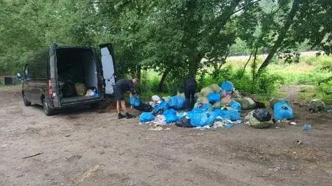 Porzucili śmieci w krzakach. Za karę musieli posprzątać. Mandatu też nie uniknęli