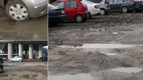 Mieszkańcy walczą o parking, radny liczy samochody stojące w błocie   
