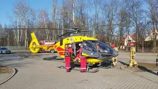 Lądowanie śmigłowca LPR na parkingu w Falenicy