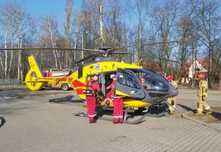 Śmigłowiec lądował na parkingu przy bazarku