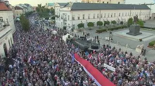 Protest przed pałacem