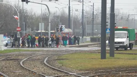 Tramwaje nie jeżdżą, pasażerowie zdezorientowani. Reporter w roli informatora