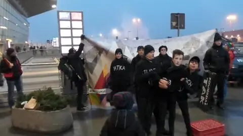 Nietypowy protest. Wystawili spektakl na Lotnisku Chopina