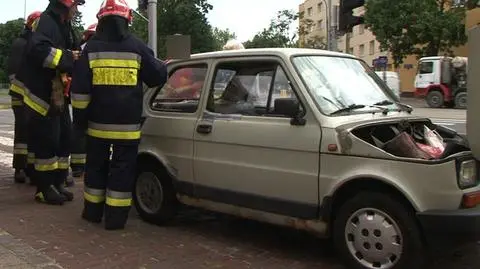 Dym w "maluchu", za kierownicą 90-latka