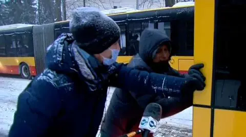 W poniedziałek pchał warszawski autobus, teraz pisze o nim BBC