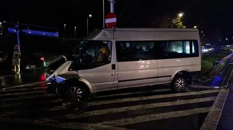 Wjechał na skrzyżowanie na czerwonym, zderzył sie z innym autem. Sześć osób rannych