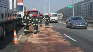 Zderzenie dwóch samochodów ciężarowych na S2