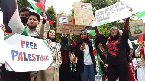 "Przestańcie przelewać niewinną krew". Manifestacja przed ambasadą Palestyny